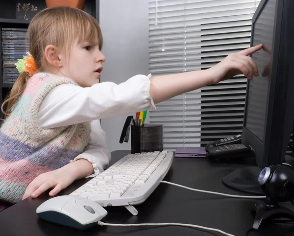 Маленькая девочка и компьютер — стоковое фото