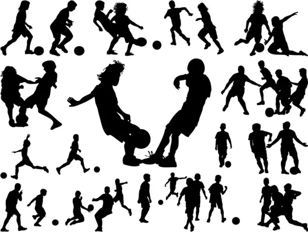 Silueta de los niños jugando fútbol — Vector de stock