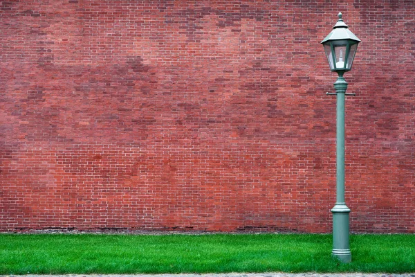 Straat lantaarn op bakstenen muur achtergrond — Stockfoto