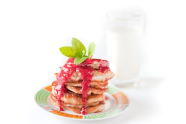 taze raspbery sos ve nane ile Pancakes