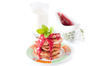 taze raspbery sos ve nane ile Pancakes