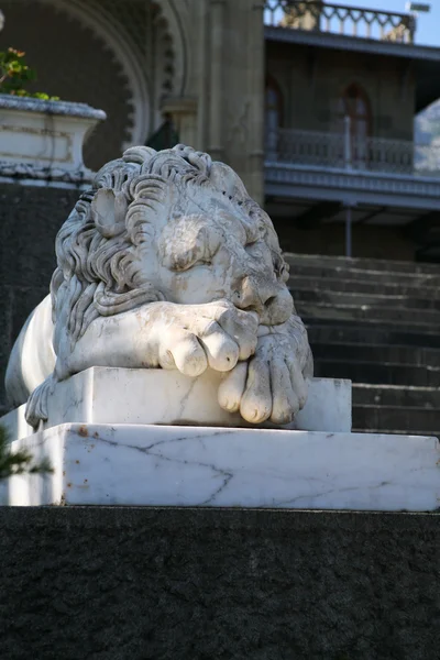 Marmeren beeldje van Leeuw slapen door het vorontsovsky paleis — Stockfoto
