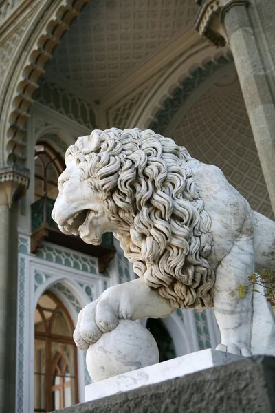 Мраморная скульптура спящего льва у Воронцовского дворца — стоковое фото