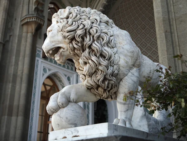Marmor skulptur av lion av palatset vorontsovsky — Stockfoto