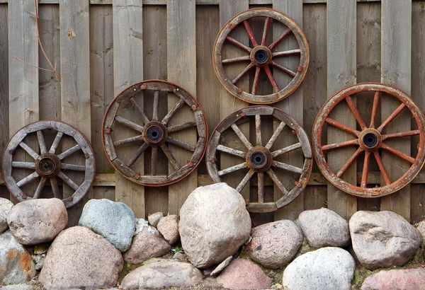 Velhas rodas em uma parede — Fotografia de Stock