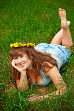 mujer de belleza vestido azul con jugo de naranja amarillo belleza mujer