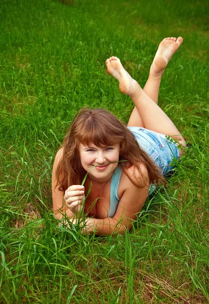 Kvinna med ett grässtrå — Stockfoto