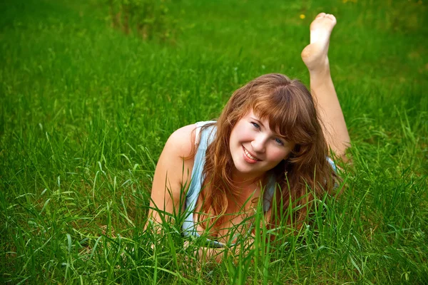 Улыбающаяся женщина на траве — стоковое фото