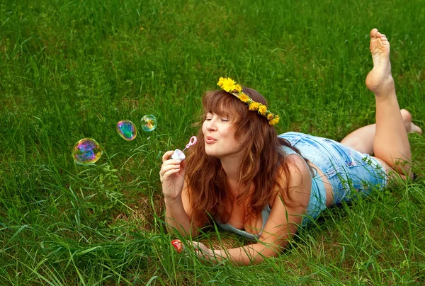 Женщина, делающая мыльные пузыри — стоковое фото