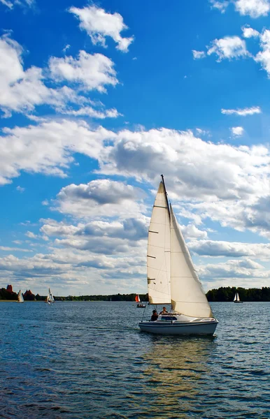 Segelboot auf einem See — Stockfoto