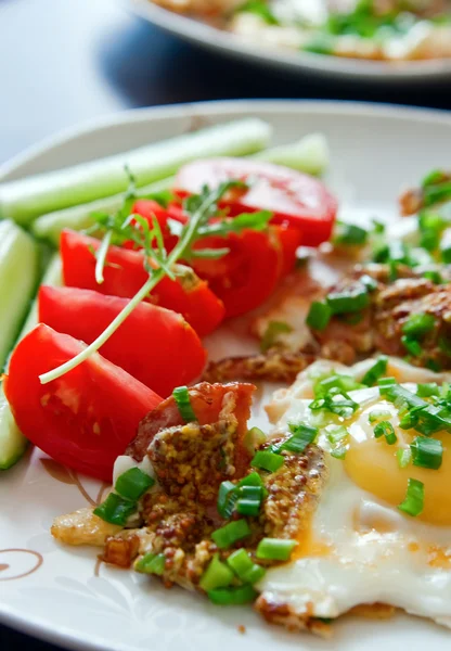 Huevos fritos con vegetales frescos —  Fotos de Stock