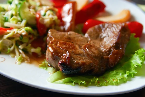 야채를 곁들인 쇠고기 스테이크 — 스톡 사진