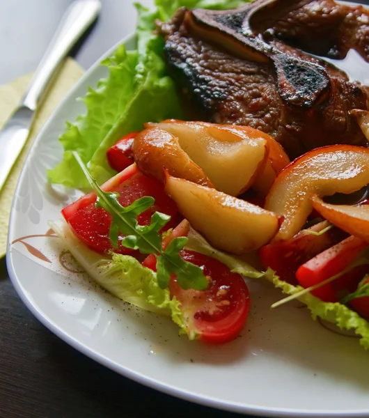 Βόειο κρέας με φρέσκα λαχανικά — Φωτογραφία Αρχείου
