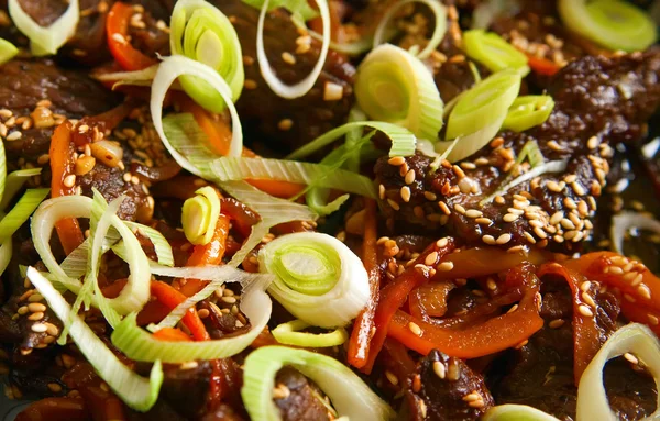 Beef With Paprika, Leek And Sesame — Stock Photo, Image
