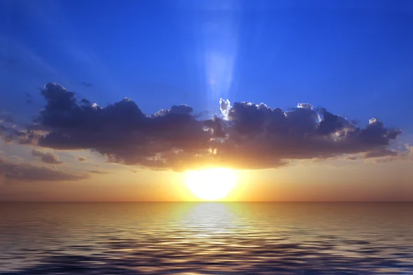 Naplemente és a nap mögött a felhőben Stock Kép