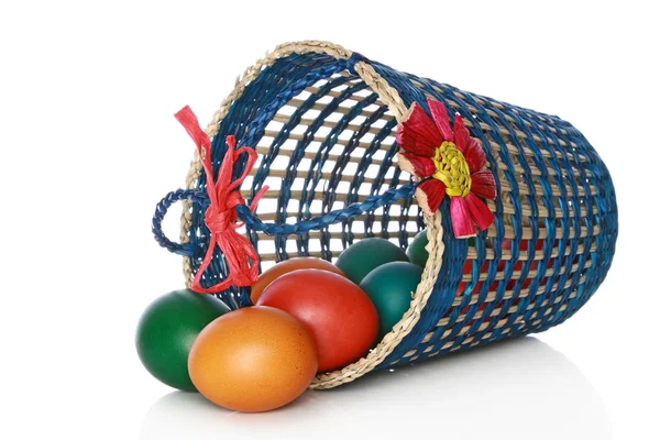 Coș cu ouă pictate — Fotografie, imagine de stoc