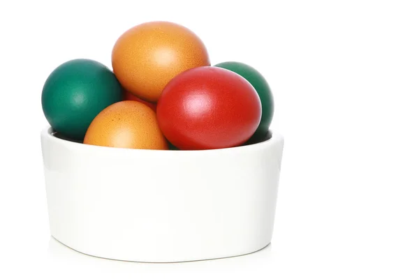 Ovos de Páscoa em uma tigela de cerâmica branca — Fotografia de Stock