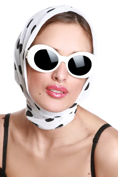 Fashionabla flicka i en vit halsduk — Stockfoto