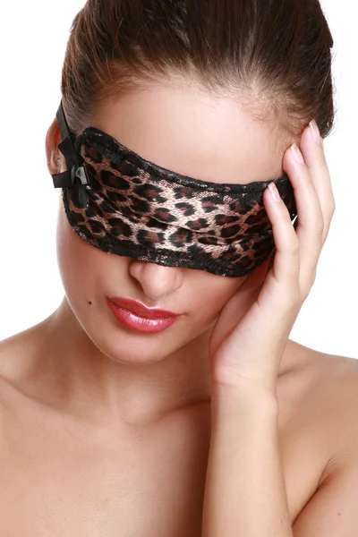 A menina em uma máscara de leopardo de olhos — Fotografia de Stock