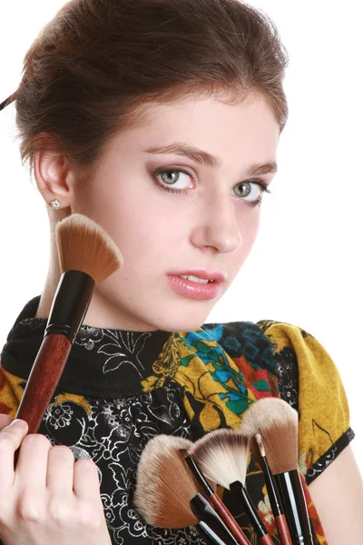 Mujer joven con un cepillo de maquillaje — Foto de Stock
