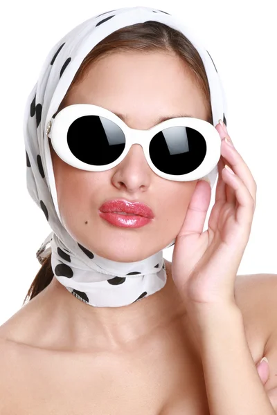 Молода жінка в сонцезахисних окулярах — стокове фото