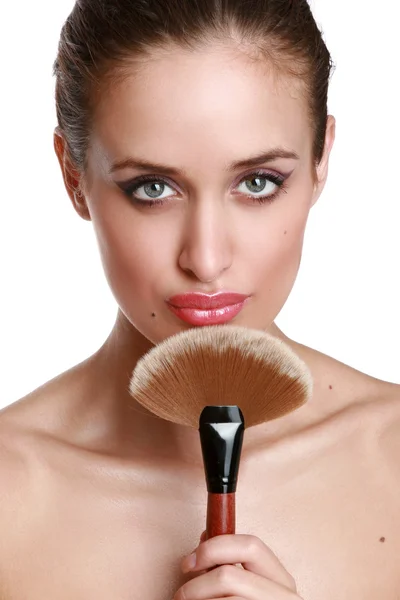 Mujer joven con un cepillo de maquillaje . — Foto de Stock