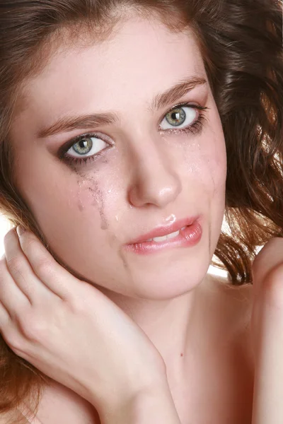 Mulher chorando com maquiagem fluindo — Fotografia de Stock