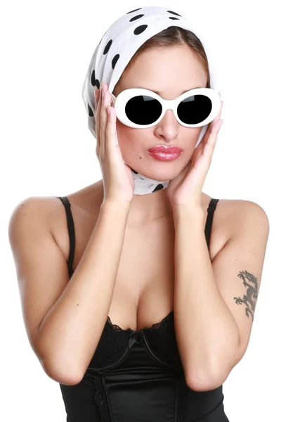 Junge Frau mit weißer Sonnenbrille. — Stockfoto