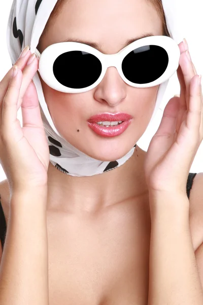 Młoda kobieta w okularach przeciwsłonecznych. — Zdjęcie stockowe