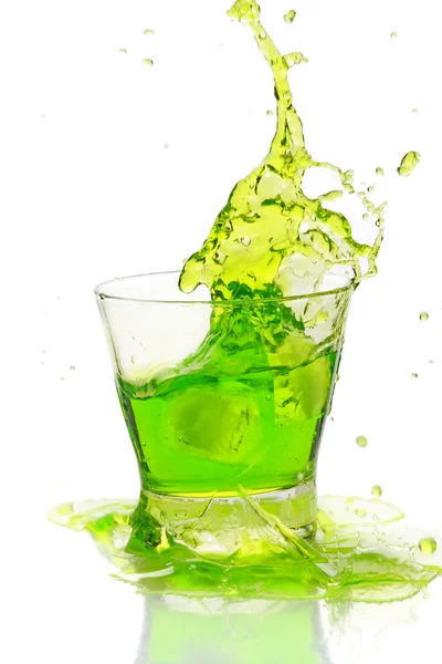 Groene cocktail spatten — Stockfoto