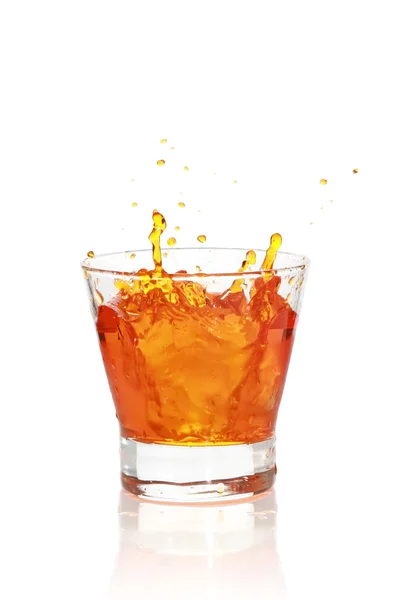 Glas met whisky drinken spatten — Stockfoto