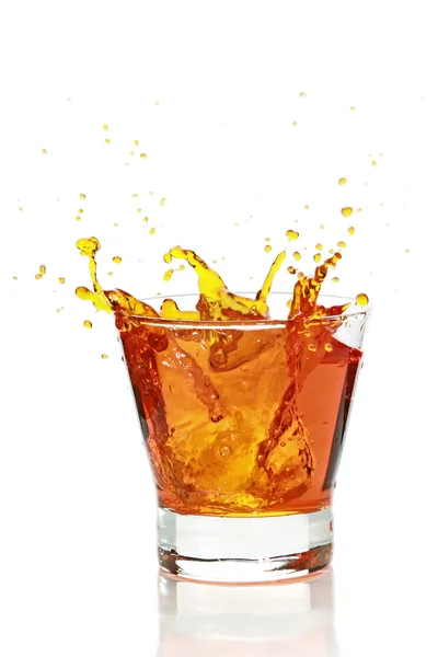 Verre avec éclaboussures boisson whisky — Photo