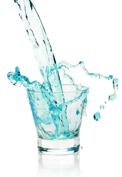 Bicchiere con spruzzi di bevanda blu — Foto Stock