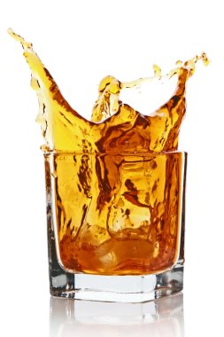 viski içecek sıçraması ile cam