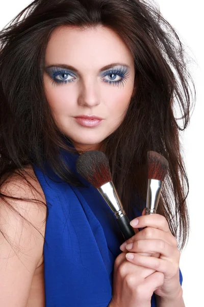 Hermosa chica con un cepillo de maquillaje — Foto de Stock