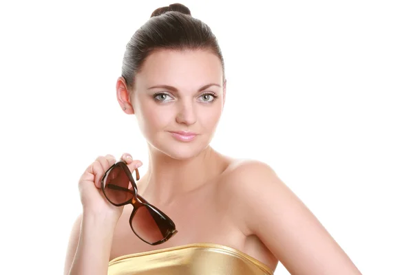 Porträt einer schönen jungen Frau mit Sonnenbrille — Stockfoto