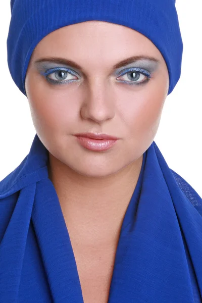 Portrait de la belle jeune femme dans un châle bleu foncé — Photo