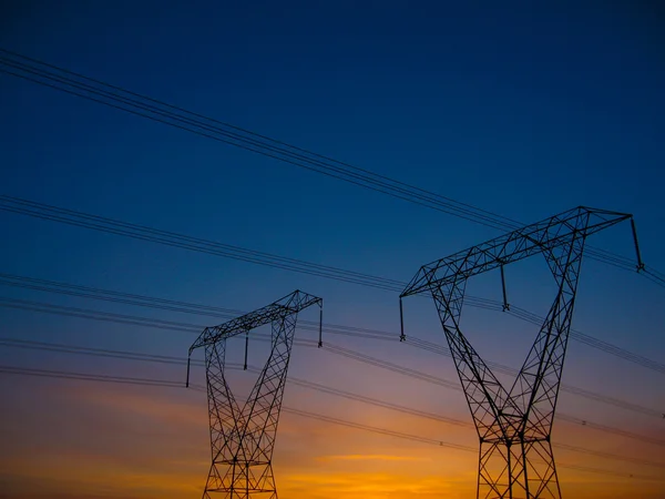 Ηλεκτρικές γραμμές στο ηλιοβασίλεμα — Φωτογραφία Αρχείου
