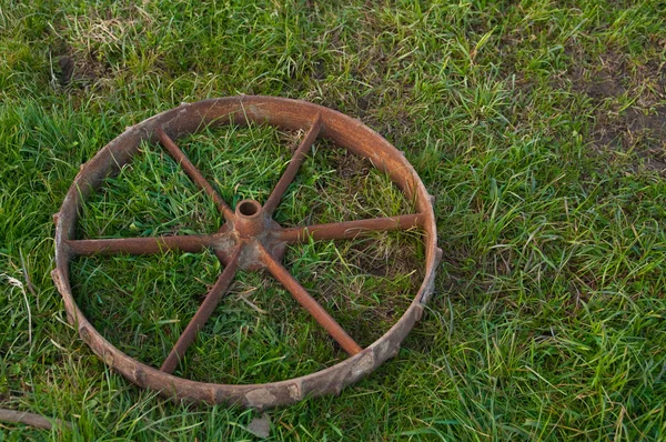 Roda de aço velho enferrujado — Fotografia de Stock
