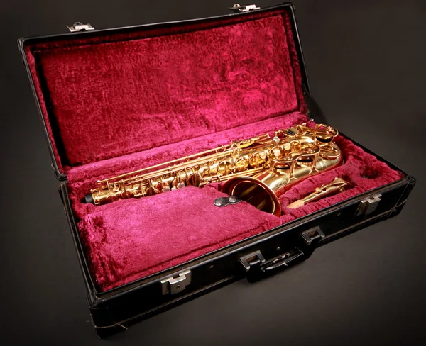 Saksofon w przypadek1 — Zdjęcie stockowe