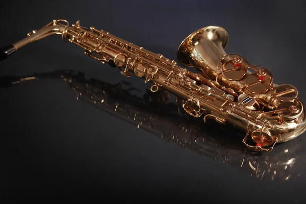 Saxofoon op zwart — Stockfoto