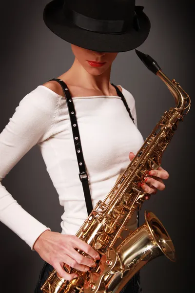 Saxofoon in donker — Stockfoto