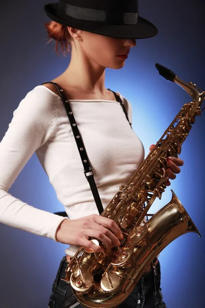 Saksofon w centrum uwagi — Zdjęcie stockowe