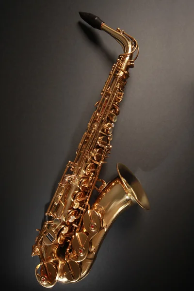 Saxofon na černém pozadí — Stock fotografie