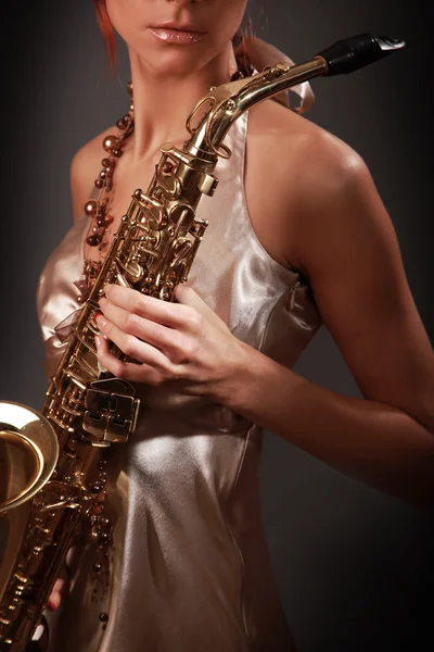 Kobieta saksofonista — Zdjęcie stockowe