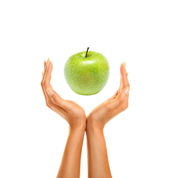 Руки с яблоком — стоковое фото