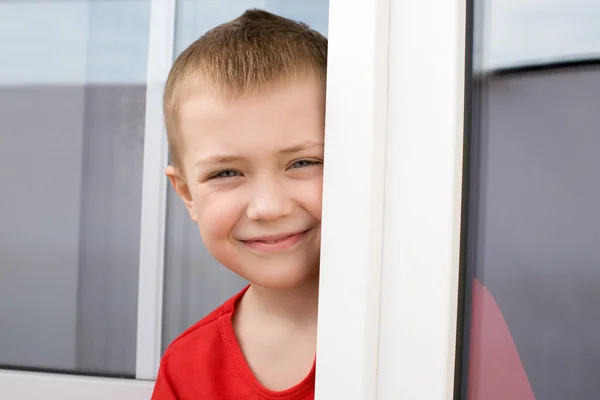 창에서 웃는 어린 소년 — 스톡 사진