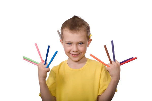 Menino feliz detém marcadores coloridos — Fotografia de Stock