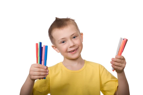 Menino feliz detém marcadores coloridos — Fotografia de Stock