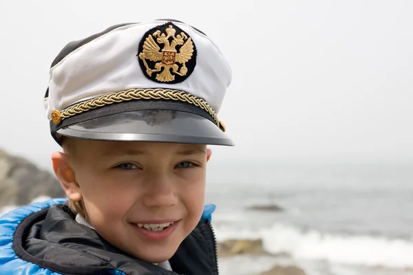 Pequeño chico del barco y el mar — Foto de Stock